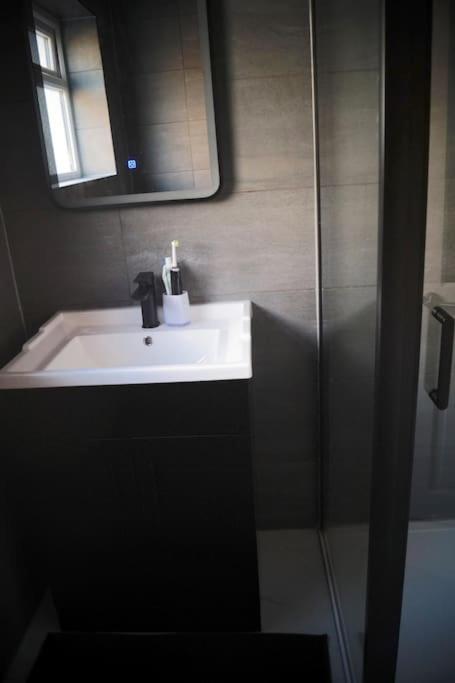 Luxurious Detached Villa Batley