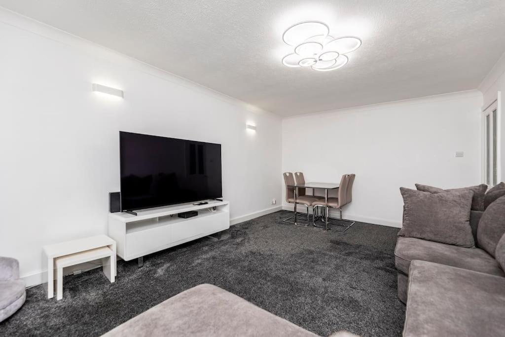 Luxurious Detached *