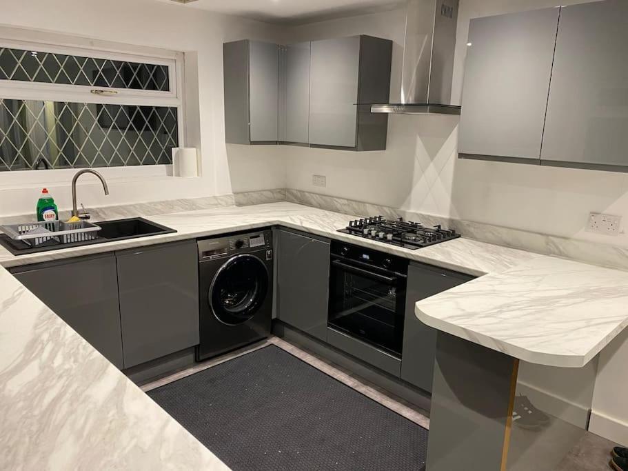 Luxurious Detached Villa Batley