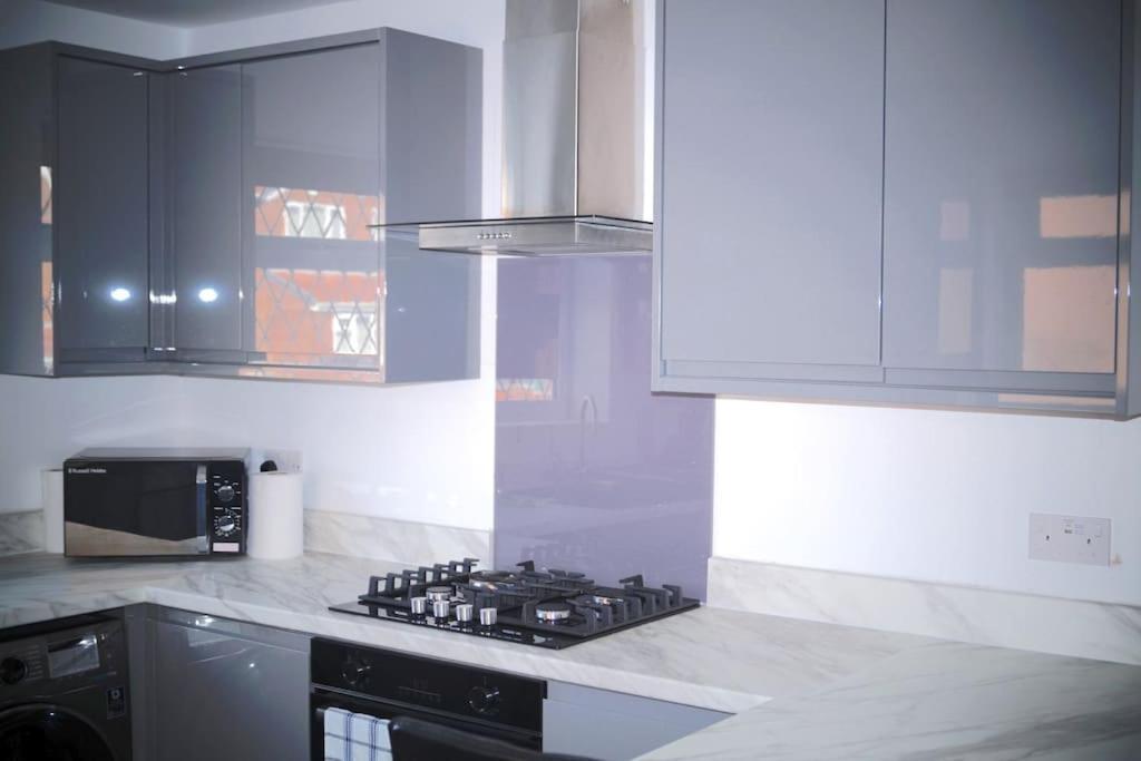 Luxurious Detached Villa Batley
